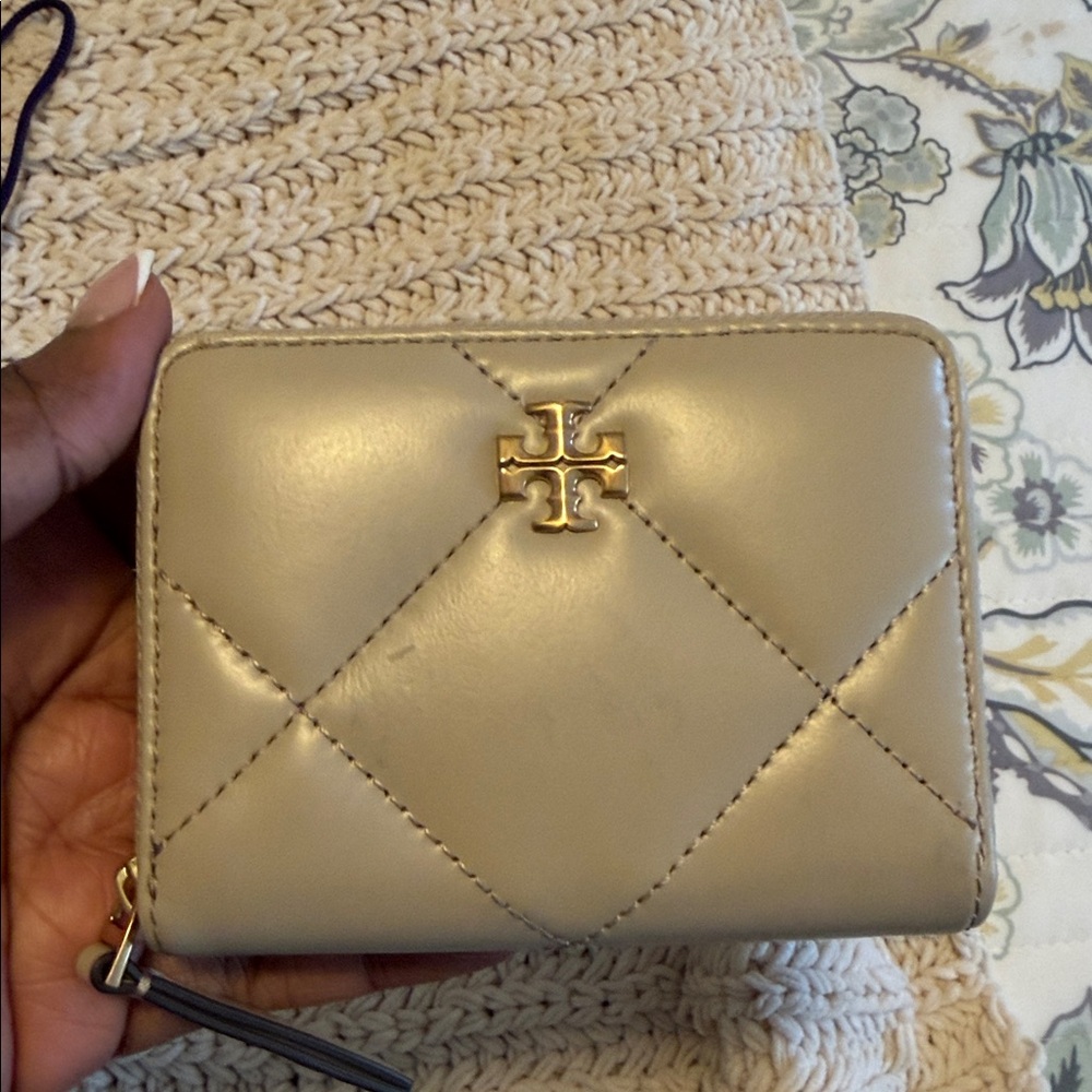 Tory Burch Kira Diamond Quilt Small Zip Around Wallet Light Stone - Picture 6 of 9